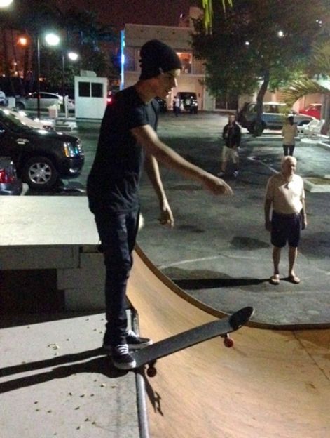 justin-bieber-skateboarding-500x662.jpg